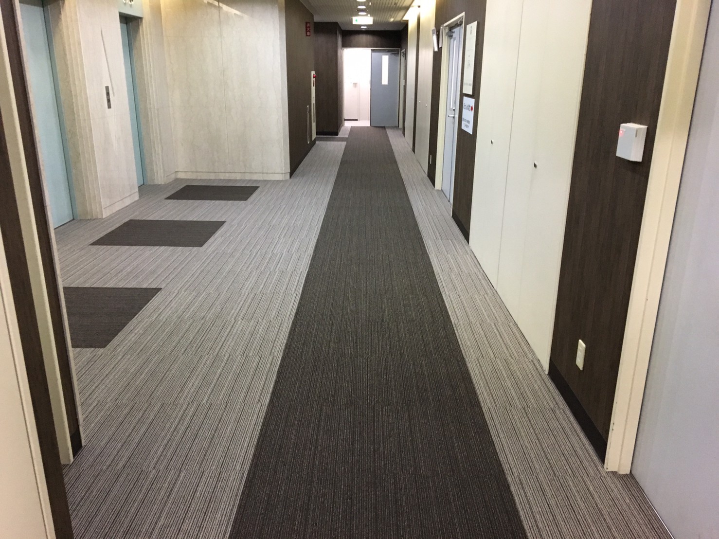 共用廊下 クロス 床 落ち着いた雰囲気に Jpg